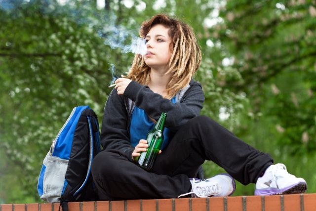 Svaki drugi tinejdžer u Srbiji proba alkohol, a svaki osmi marihuanu!